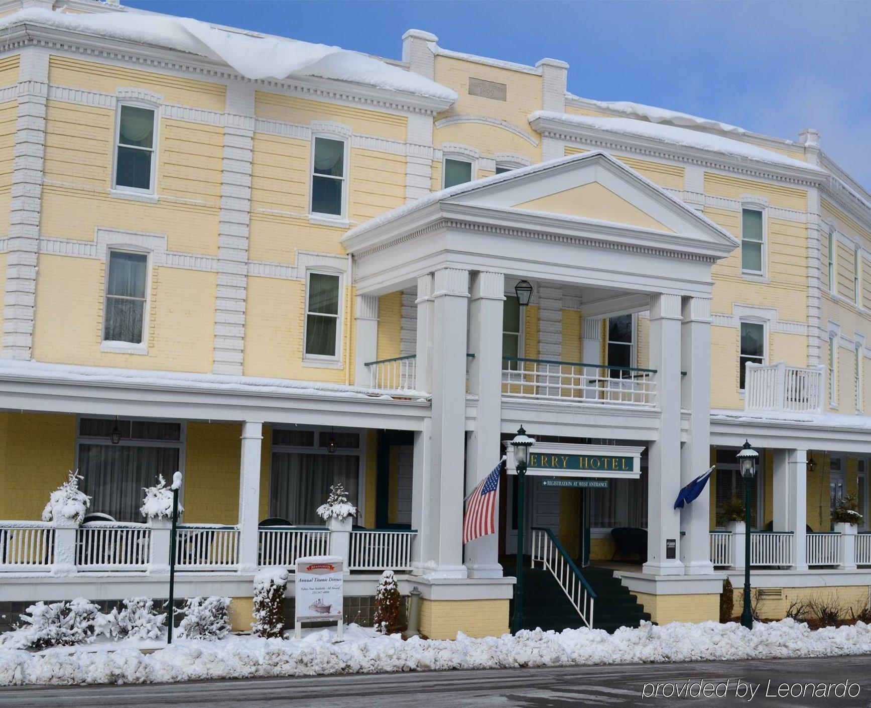 Perry Hotel Петоски Екстериор снимка
