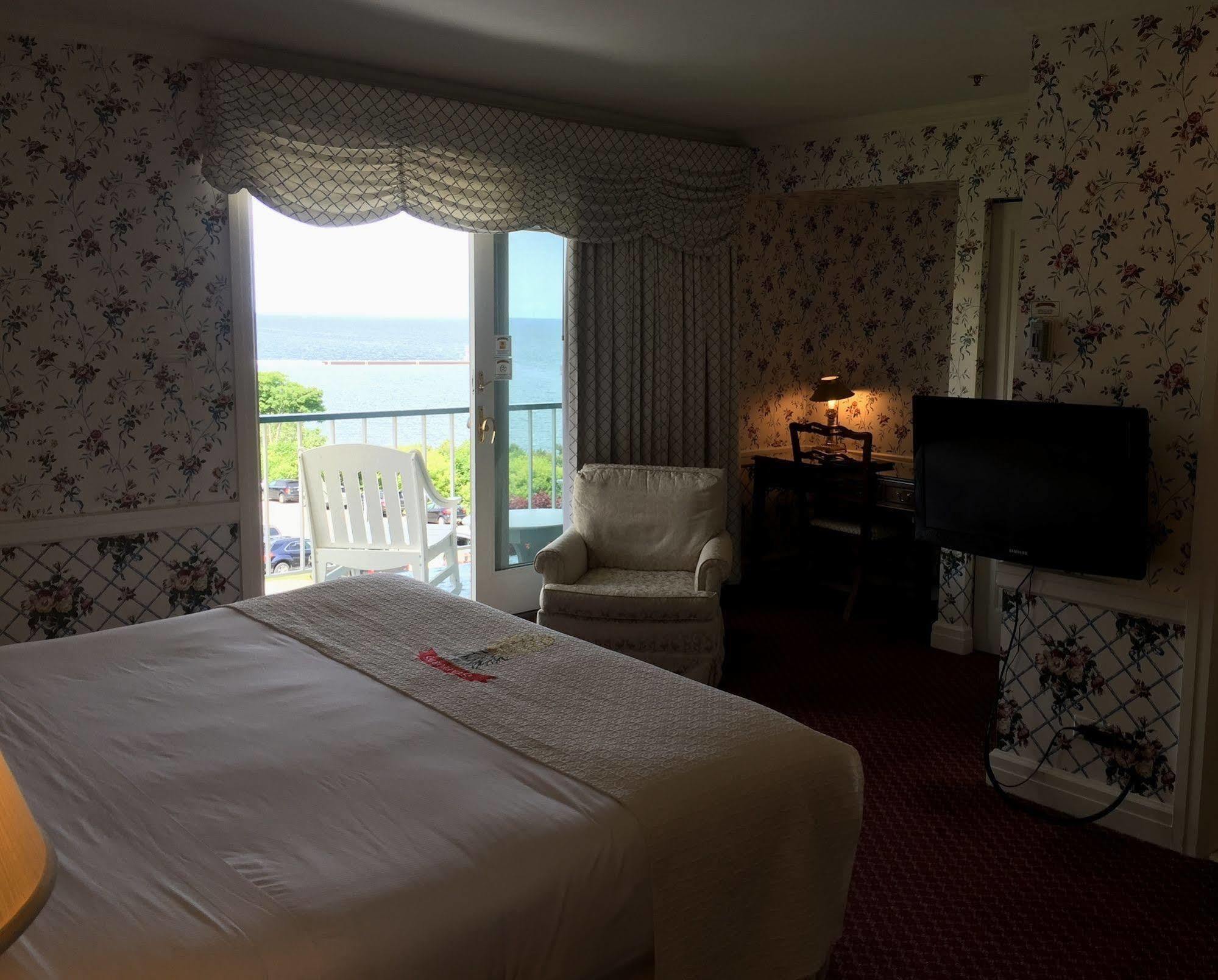 Perry Hotel Петоски Екстериор снимка