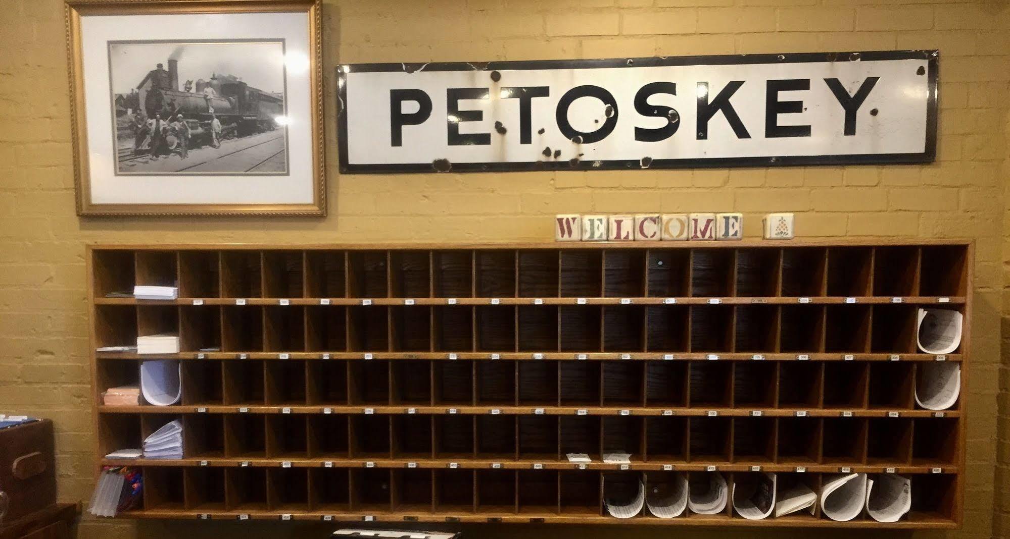 Perry Hotel Петоски Екстериор снимка