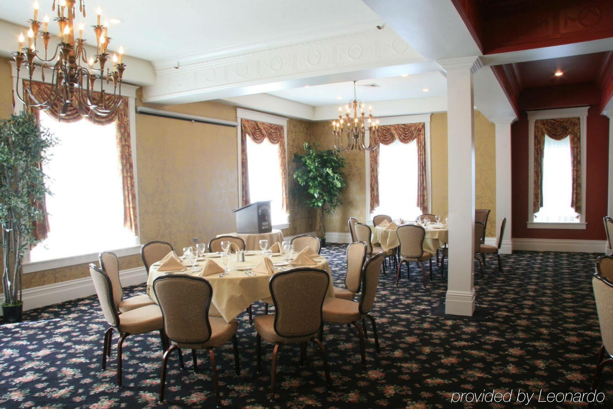 Perry Hotel Петоски Ресторант снимка